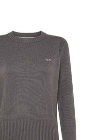 Maglione grigio a maglia con colletto e polsini a costine, presenta un piccolo logo bianco nell'angolo in alto a sinistra del petto.