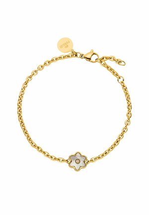 Gouden kettingarmband met een bloemachtige charme met een witte kern en een kleine edelsteen. Bevat een sluiting en een verstelbare kettinglengte.