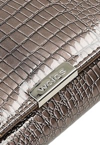 Borsa a pochette in bronzo metallico con motivo in rilievo a coccodrillo, etichetta in argento con "wojas", texture liscia e design elegante.