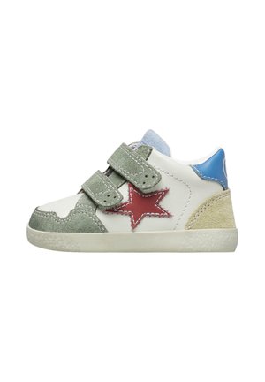 Sneakers per bambini in pelle bianca, con dettagli in suede verde, motivo a stella rossa, tallone blu e due bande in velcro grigie.