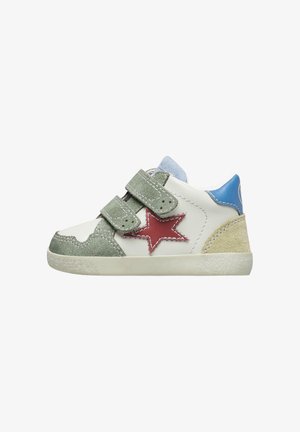 Sneakers per bambini in pelle bianca, con dettagli in suede verde, motivo a stella rossa, tallone blu e due bande in velcro grigie.