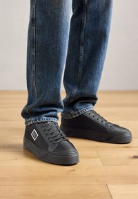 Unselected, black