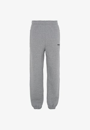 Pantaloni della tuta grigi con una vestibilità comoda, cintura elasticizzata e polsini alle caviglie. Presentano tasche laterali con zip e un piccolo logo nero.