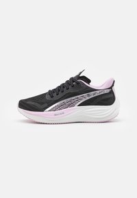 Chaussure de course noire et rose avec une épaisse semelle blanche et rose, tige en maille texturée et rayure latérale à motif sur fond blanc.