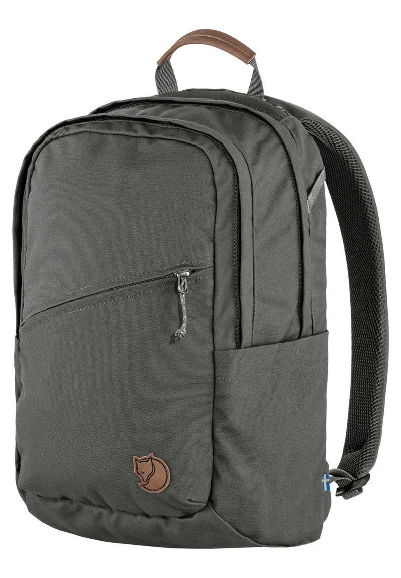 Sac à dos en tissu gris avec une poche zippée à l'avant, une poche en mesh sur le côté, des bretelles rembourrées et une poignée en cuir marron. Présente un logo de renard.