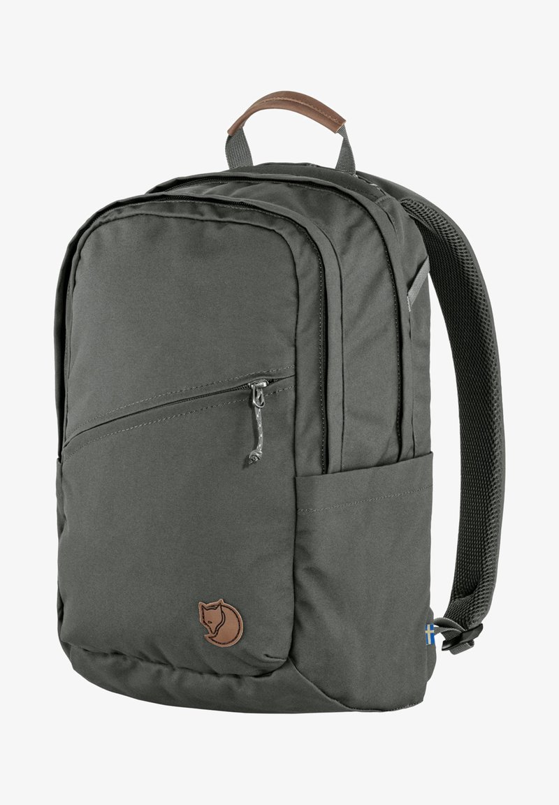 Szary plecak materiałowy z przednią kieszenią na zamek, boczną kieszenią z siateczki, wyściełanymi paskami oraz brązową skórzaną rączką. Zawiera logo lisa.