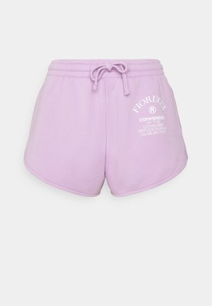 Liliowe casualowe szorty z elastycznym paskiem i sznurkiem, zakrzywionym dołem oraz białym logo tekstowym "Fiorucci" na prawej udzie.