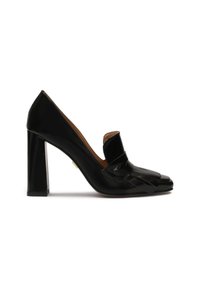 Escarpin en cuir verni noir avec un bout carré, un détail à franges à l'avant et un large talon carré. Texture lisse et design élégant.