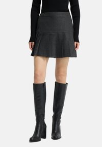 - Spódnica plisowana