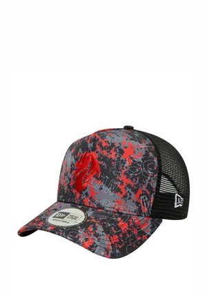 Casquette de camionneur en filet noir avec un logo de flamme rouge. Présente un motif de taches grises et rouges sur l'avant et une visière incurvée. Sangle ajustable.
