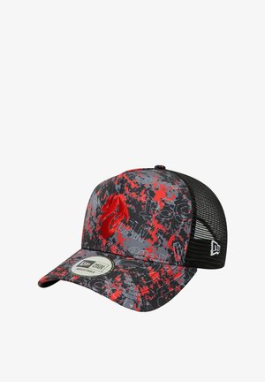 Cappello trucker in rete nera con logo a fiamma rossa. Presenta un motivo a macchie grigie e rosse sulla parte anteriore e una visiera curvata. Cinghia regolabile.