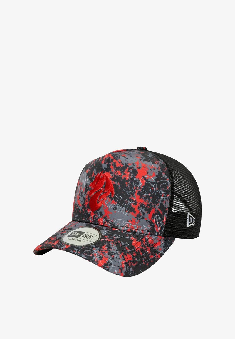 Schwarze Mesh-Trucker-Kappe mit einem roten Flammenlogo. Auf der Vorderseite befindet sich ein graues und rotes Spritzmuster sowie ein gebogener Schirm. Verstellbarer Riemen.