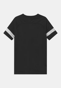 Camisa negra de manga corta hecha de tela texturizada con rayas blancas en las mangas y un cuello redondeado.