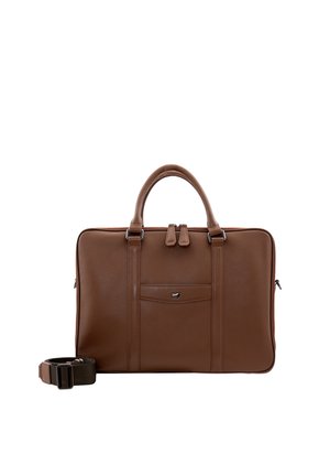 Malette en cuir marron avec surface texturée, deux poignées supérieures, fermeture éclair, poche avant et bandoulière amovible.