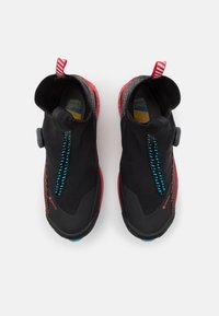 Μαύρα αδιάβροχα παπούτσια με λεία υφή, διαθέτουν μπλε φερμουάρ και κόκκινες λεπτομέρειες, σχεδιασμένα για υπαίθριες δραστηριότητες. Ραβδωτές σόλες από καουτσούκ για πρόσφυση.