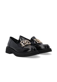 Schwarze lacklederschuhe im Loafer-Stil mit einer stabilen Sohle, versehen mit einem goldenen geometrischen Schnallendetail an der Vorderseite für zusätzlichen Kontrast.