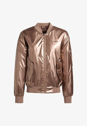 Bronze Bomberjacke mit einer glänzenden, glatten Textur. Besitzt einen frontalen Reißverschluss, gerippte Bündchen und Seitentaschen. Logo auf der Brust gestickt.