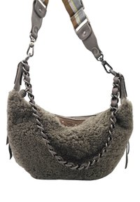 Sac d'épaule en peau de mouton grise avec détails en cuir tressé et bandoulière à motif. Dispose d'une fermeture éclair et d'une surface douce et texturée.