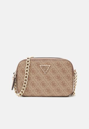 Brun monogrammeret Guess taske med en guld kæderyg, rektangulær form, subtil tekstur og et trekantet logoaccent på forsiden.