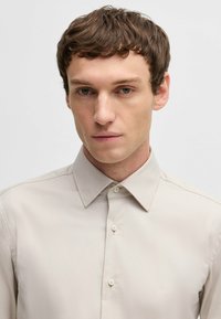 BOSS HANK-KENT - Skjorta - light beige five