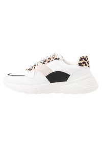 Zapatilla blanca con acentos en negro y beige, material texturizado, detalles de estampado de leopardo y una suela acolchada para mayor comodidad.