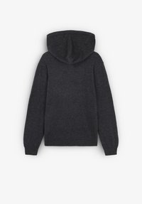 Suéter con capucha de color gris oscuro, textura suave, mangas largas y dobladillo redondeado. Cuenta con una capucha espaciosa para mayor comodidad.