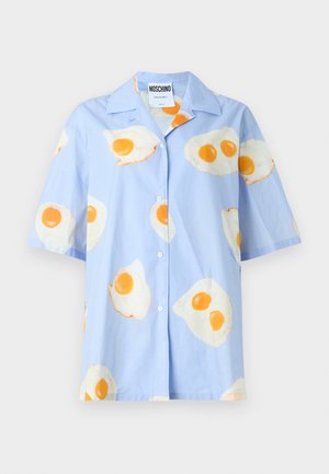 Cămașă scurtă de culoare albastru deschis, cu mâneci scurte și închidere cu nasturi, având un model repetat de ouă prăjite în alb și galben. 95% bumbac, 5% elastan.