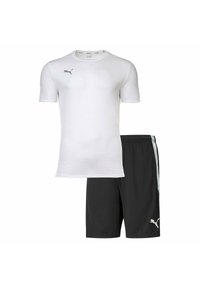 Maglietta sportiva bianca a maniche corte con logo grigio, abbinata a pantaloni corti neri con accenti grigi sui lati e vita elastica.