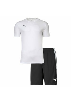 Maglietta sportiva bianca a maniche corte con logo grigio, abbinata a pantaloni corti neri con accenti grigi sui lati e vita elastica.