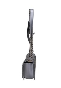 Borsa a mano in pelle grigia con tracolla a catena, design trapuntato, bordi netti e silhouette strutturata. Presenta una base cilindrica e liscia.