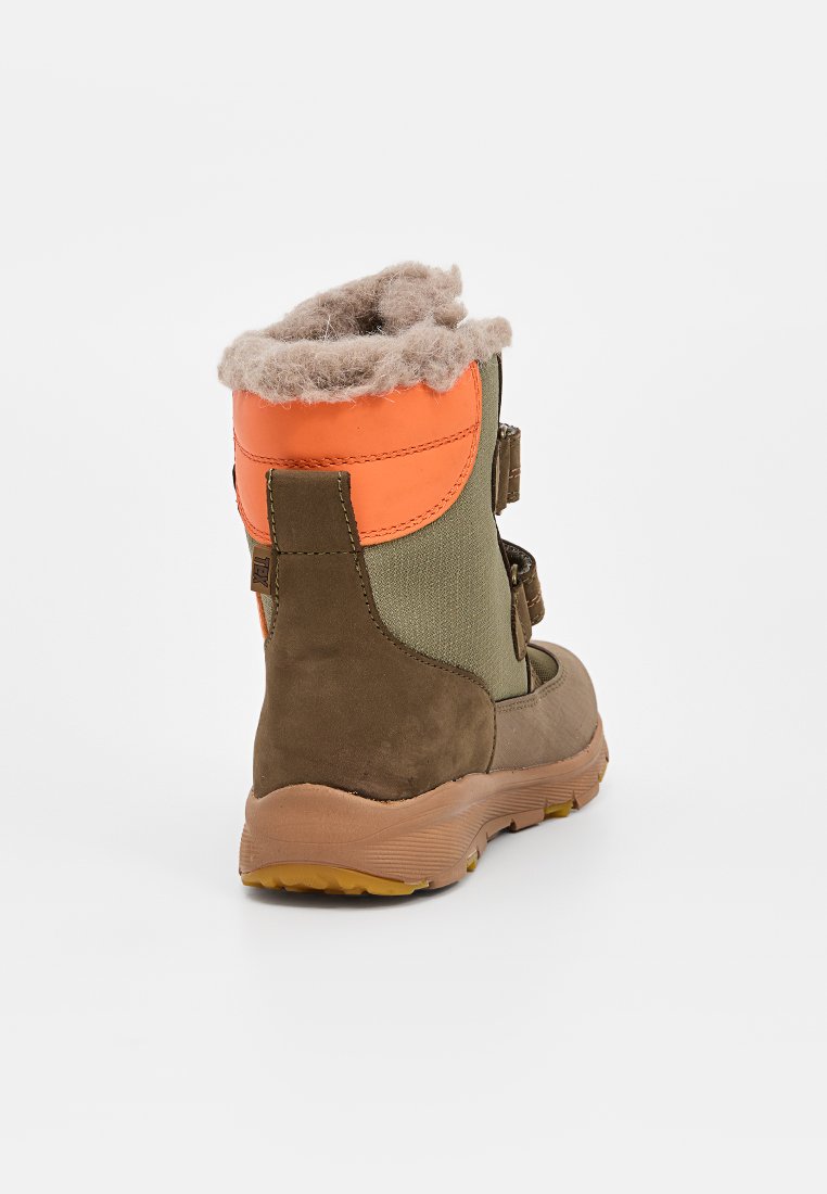 Braune Wildleder- und grüne Stoff-Stiefeletten mit orangefarbenen Akzenten, braunem Fleece-Futter und Gummisohle. Verfügt über eine Schnallenverschluss.