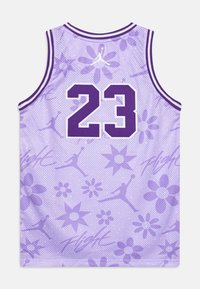 Maglia da basket in mesh viola con motivo floreale, numero "23" in grande carattere viola e dettagli bianchi. Materiale leggero e traspirante.