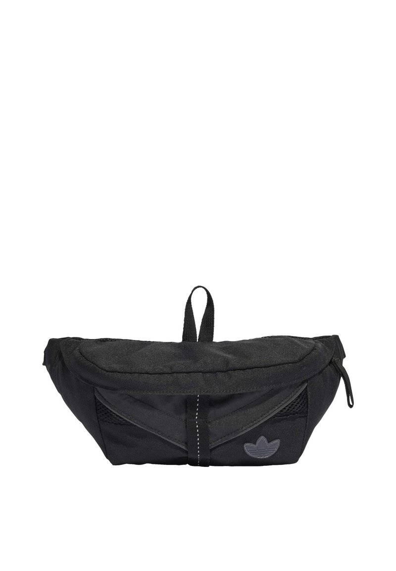 Svart midjeväska gjord av hållbart tyg med en texturerad yta. Har mesh-fickor på sidorna, dragkedjestängning och en broderad logotyp.