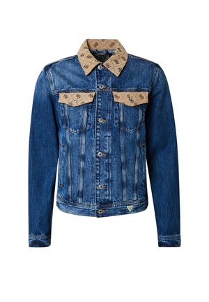 Chaqueta de denim en azul con un cuello de patrón beige y solapas en los bolsillos. Presenta herrajes plateados y un corte clásico con detalles de costura.