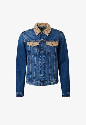 Chaqueta de denim en azul con un cuello de patrón beige y solapas en los bolsillos. Presenta herrajes plateados y un corte clásico con detalles de costura.