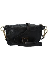 Borsa in pelle nera con finitura testurizzata, chiusura in metallo dorato e dettaglio quadrato decorativo con borchie sul davanti. Incluso un cinturino regolabile.