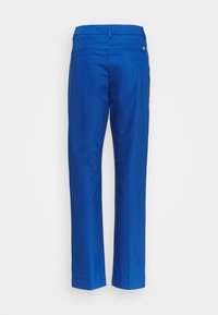 Blå skräddarsydda byxor med bakfickor och bältesslingor, visade bakifrån på vit bakgrund.