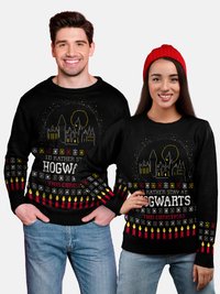 Schwarze gestrickte Pullover mit festlichem Hogwarts-Design, featuring gelbe und weiße Burggrafiken, roten Akzenten und dem Text: "ICH BLIEBE LIEBER AN WEIHNACHTEN IN HOGWARTS."