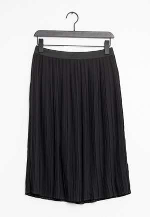 Sort plisseret midi-nederdel hængende på en sort bøjle mod en hvid baggrund.