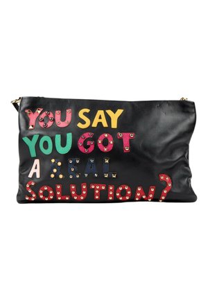 Czarna skórzana kopertówka z kolorowymi, ozdobionymi ćwiekami literami tworzącymi na froncie napis "YOU SAY YOU GOT A REAL SOLUTION?".