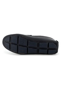 Černá kožená bota s texturovanou gumovou podrážkou, která má obdélníkové grip vzory a mírně zvýšený podpatek pro stabilitu.