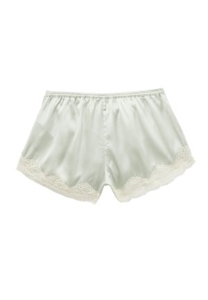 Lichtgroene satijnen shorts met een zachte, gestructureerde kantafwerking langs de onderrand. Elastische tailleband voor comfort. Eenvoudig en elegant ontwerp.
