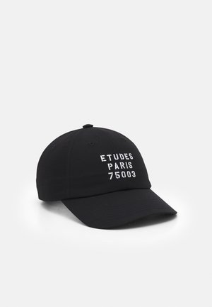 Casquette de baseball noire avec texte brodé en blanc "ETUDES PARIS 75003" sur le panneau avant, design à sept panneaux et visière courbée.
