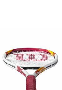 Wilson tennisracket met een rood-wit ontwerp, voorzien van een ronde kop, een gestructureerde grip en een snaarpatroon waarbij het logo zichtbaar is.
