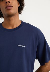 Carhartt WIP SCRIPT EMBROIDERY - Jednoduché tričko - air force blue/white