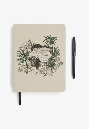 Smėlio spalvos užrašų knygutė su iliustruotu vaizdu, kuriame pavaizduotas žmogus šalia turėklų, palmės ir jūros panorama, su žalios ir juodos spalvos akcentais. Priedu pridedamas juodas rašiklis.