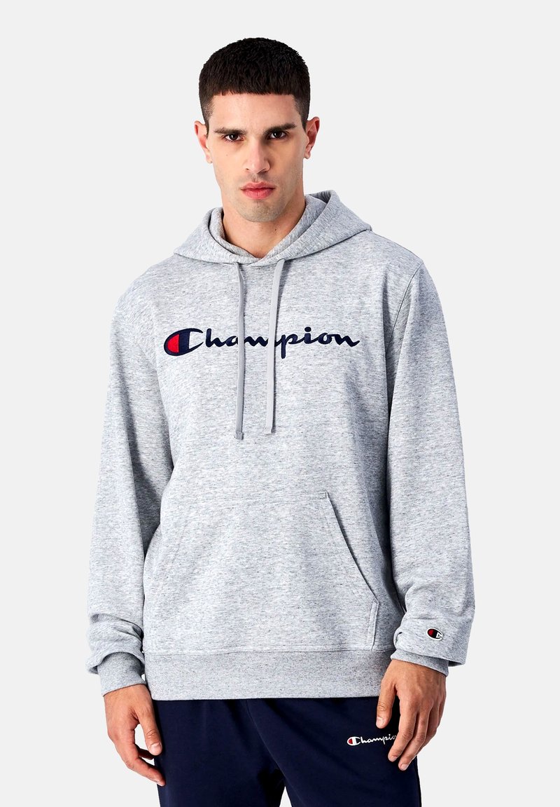 Grijze hoodie van een katoenmix. Bevat een voorzak met kangoeroe-vorm, een capuchon met trekkoord en het "Champion"-logo in marineblauw en rood.