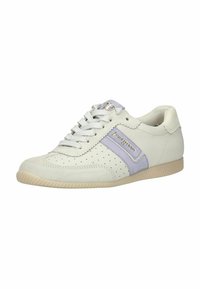 Zapatilla deportiva de cuero blanco con detalles en lavanda, diseño perforado y detalles suaves de ante. Cuenta con cordones planos y suela de goma texturizada.
