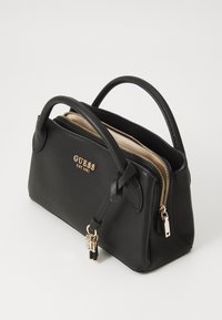 Borsa a tracolla nera con texture, manici doppi, accessori in oro e logo impresso. Presenta una chiusura con zip e una tasca interna.