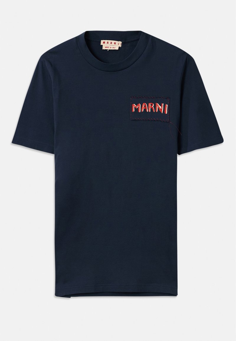 Camiseta de algodón azul marino de manga corta con un bolsillo rectangular con bordado en rojo de "MARNI" y detalles cosidos en contraste.